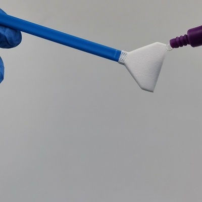 Lintvrije zachte sensorreinigingsswabs voor camera's Absorberende microfiber V-vorm Individuele verpakking